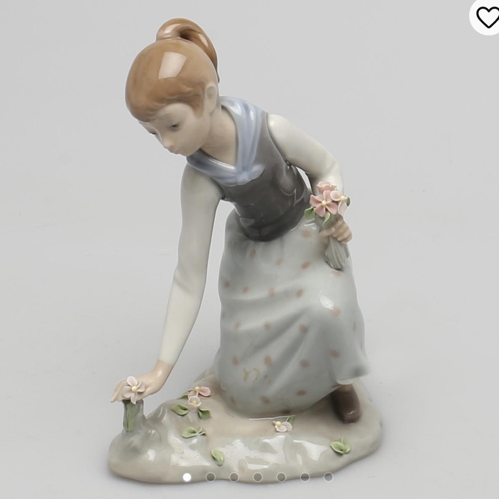 Lladro “Girl Gathering Flowers” #1172 Mint Condition